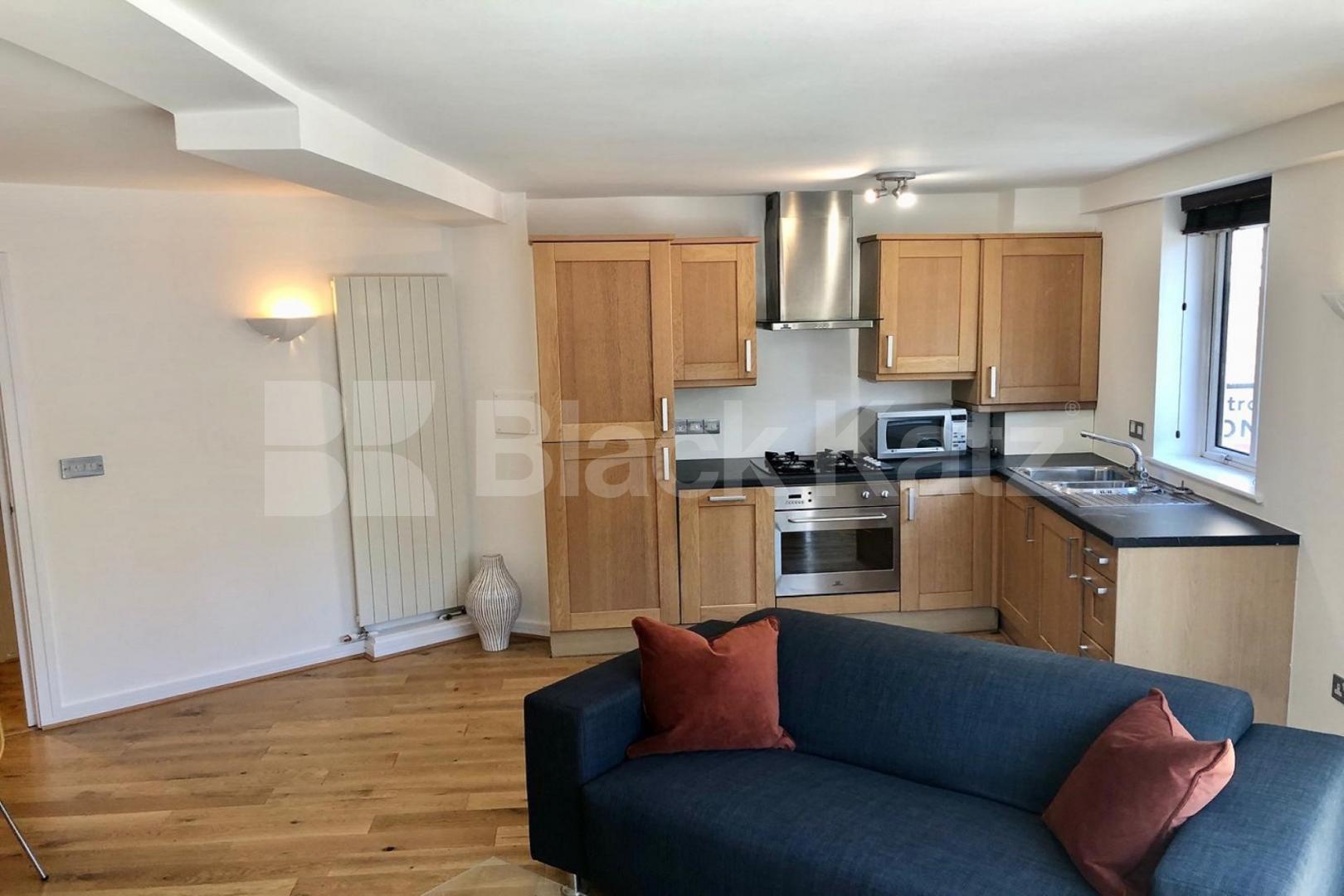 Warehouse style apartment recently redecorated & superbly located  Shad Thames, London Bridge